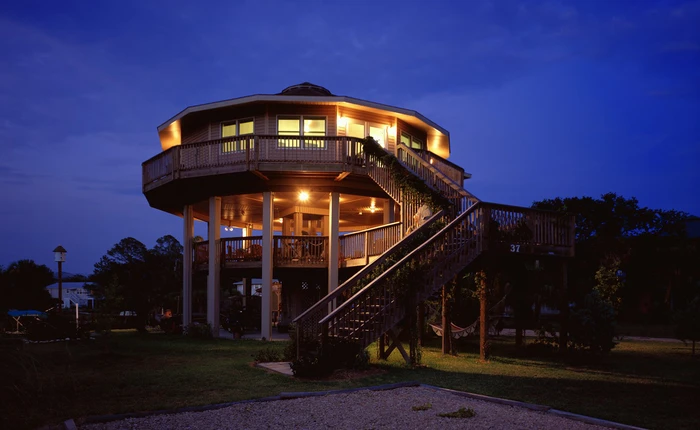 Bằng lối kiến trúc độc đáo này, các ngôi nhà sẽ đủ khả năng chống chọi lại bão tố