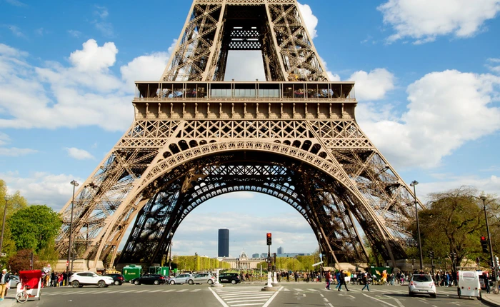 Tham quan căn hộ cao cấp ngay bên trong Tháp Eiffel dành cho fan Euro 2016