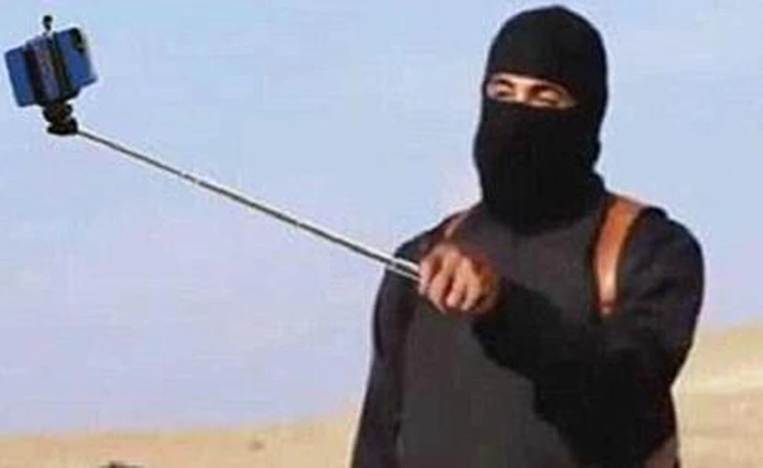 Xem video phiến quân Syria đang dùng smartphone kích hoạt bom để tự sướng thì bom nổ