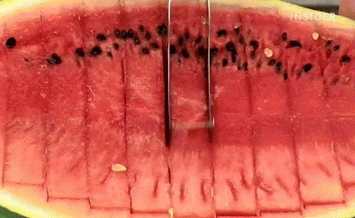 [Video] Dao cắt dưa hấu siêu tốc mà không cần gọt vỏ