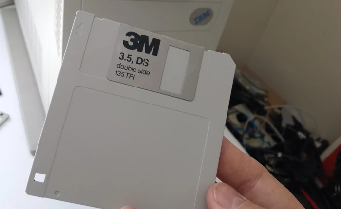 Tự tay chế chiếc đĩa mềm cổ lỗ sĩ nhưng có dung lượng tới 128GB