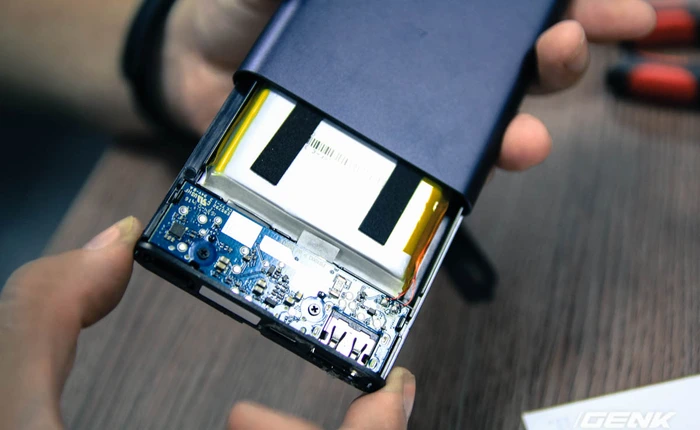 Mổ bụng sạc dự phòng Xiaomi 10000 mAh Gen 2: Vẫn có sạc nhanh, dung lượng không đổi, giá bằng phân nửa