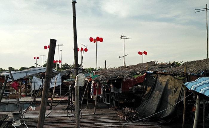 Chiều hè theo chân anh "Cường chậu đỏ" đi sửa cột điện gió