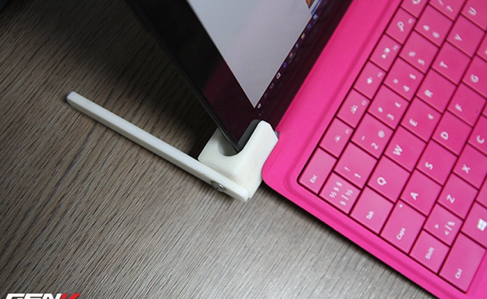 Khó chịu vì chân chống Surface 1 không chỉnh được góc, cậu sinh viên 9x Việt đã nghĩ ra cách xử trí không thể hay hơn!