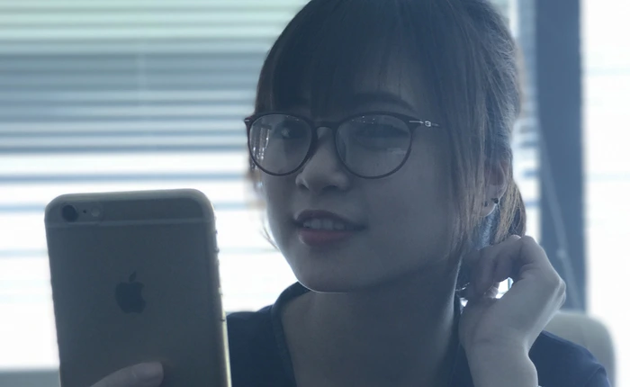 Trải nghiệm tính năng chụp ảnh xóa phông trên iPhone 7 Plus: xóa luôn cả logo Samsung trên S7 edge