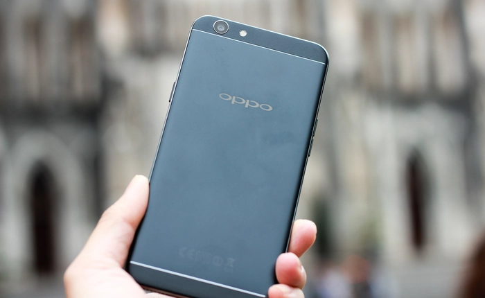 Trên tay Oppo F1s đen nhám: Tặng kèm vòng đeo sức khỏe, bán đầu tháng 12