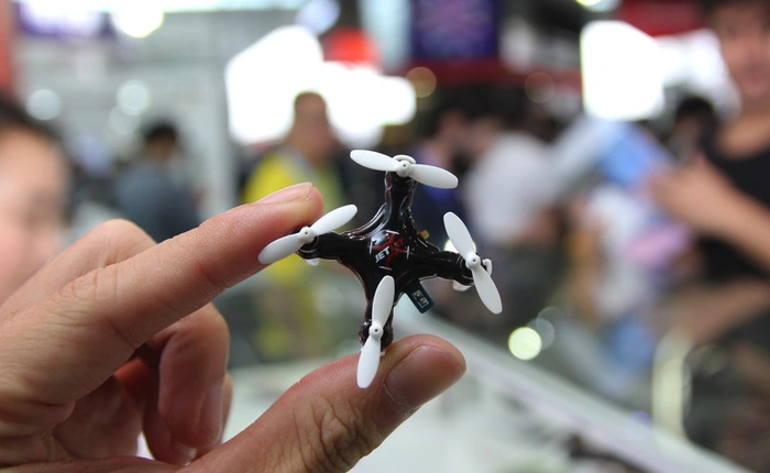 Chiêm ngưỡng drone chỉ bé bằng chiếc thẻ nhớ