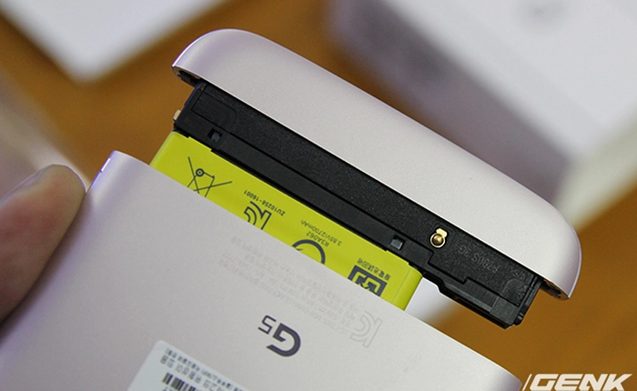 Lắp pin vào LG G5 nhưng không lắp cạnh dưới, liệu máy có bật được nguồn?