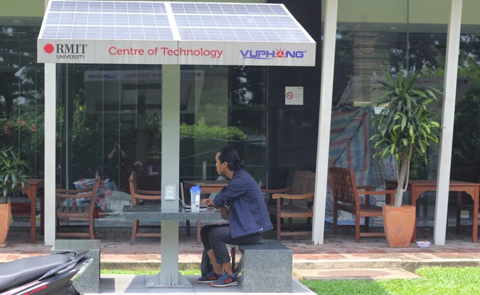 Đến thăm trường Đại học tại Việt Nam, nơi lắp đặt cả trạm sạc điện thoại sử dụng năng lượng mặt trời