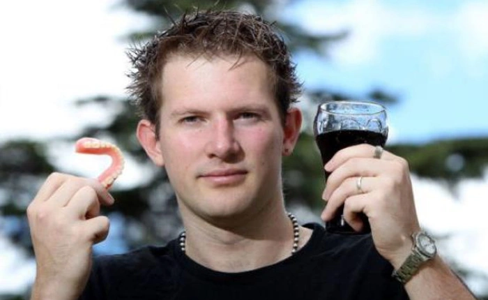 Nếu không muốn sớm thay răng cả hàm, hãy từ bỏ ngay Coca Cola!