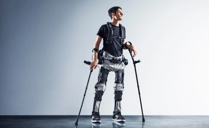 Khung xương trợ lực khiến cho người bại liệt có thể đi lại được giá 40.000 USD