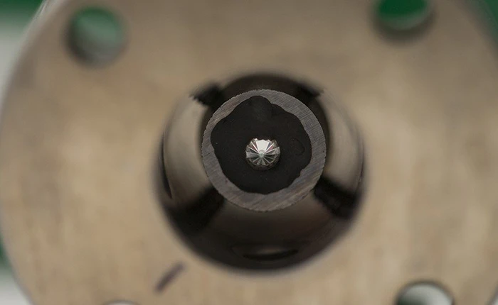 Các nhà khoa học Úc làm ra loại kim cương cứng hơn cả kim cương