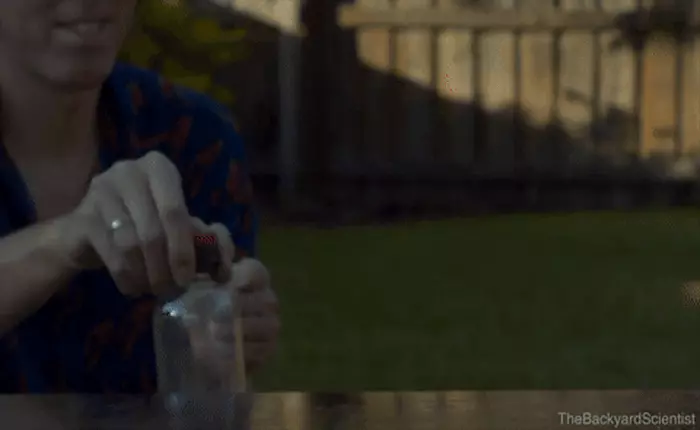 Trò lộn chai nước đã trở nên quá chán, anh chàng này thử sức với ném chai thủy ngân