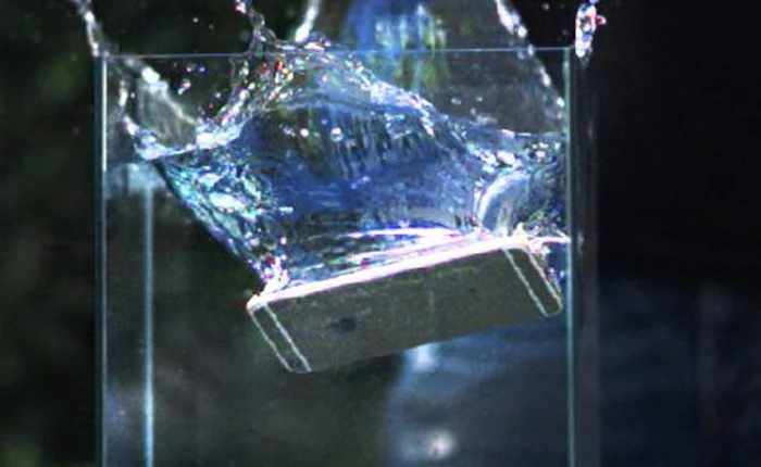 Vậy là iPhone 7 chống được nước theo tiêu chuẩn IP67, vậy IP67 khác gì IP68 của Galaxy S7?