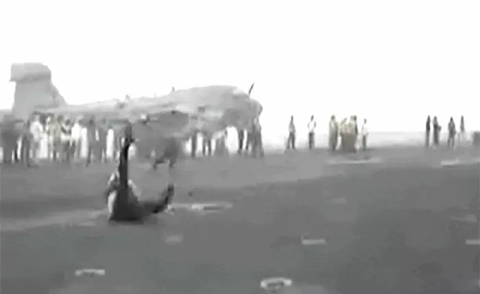 Chứng kiến động cơ phản lực máy bay "nổi giận" thổi bay cả người khỏi sàn đứng