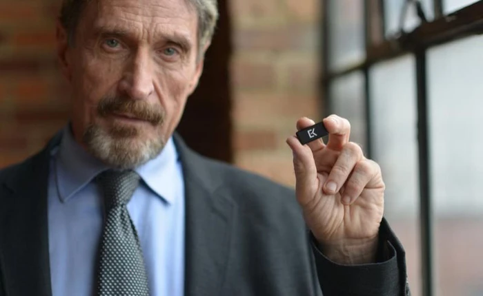 John McAfee: "Hacker nào chả hack được iPhone, Android an toàn hơn iOS nhiều nhé"