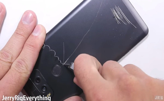 Thử độ bền của LG V20, màn hình không ảnh hưởng gì khi cọ vào chìa khóa