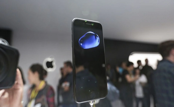 Vừa bán ra, iPhone 7/7 Plus màu Jet Black đã cháy hàng chỉ trong vài phút