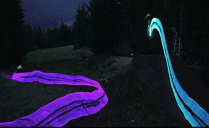 Gắn đèn phát sáng vào bánh sau xe đạp, ta sẽ có chiếc siêu xe trong phim "Tron"