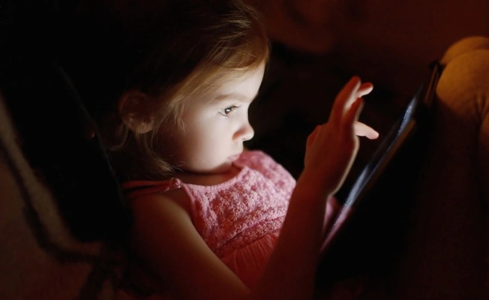 Hội Y học Hoàng gia Anh cảnh báo nghiện máy tính bảng sẽ gây tổn thương vĩnh viễn lên não trẻ em