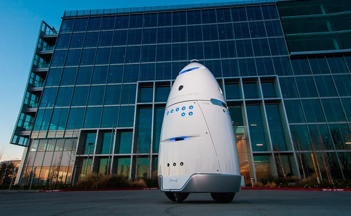 Một con robot bảo vệ vừa xô ngã và cán qua trẻ em tại Trung tâm mua sắm