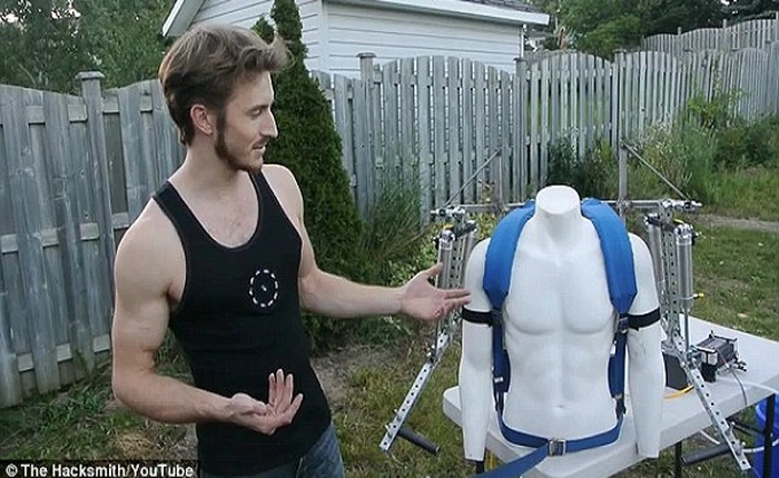 Đeo khung xương kim loại hoá "siêu nhân", nâng được cả xe 1 tấn