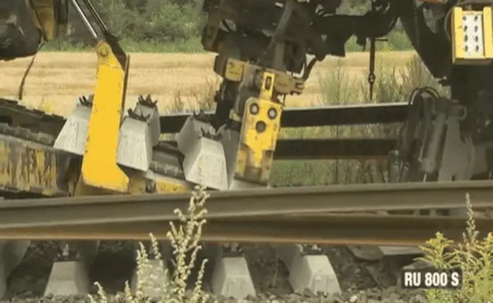 Cùng xem "siêu xe lửa" dài 177m thay đường ray nhanh hơn bất kỳ công nhân đường sắt nào