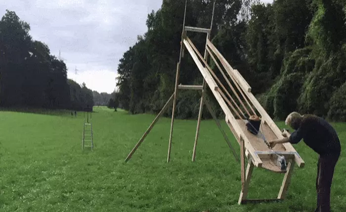 Xem ná cao su khổng lồ có thể bắn quả bóng bowling bay xa hàng trăm mét