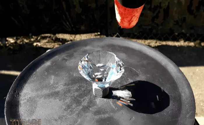 Xem kim cương "giả" nổ tung khi gặp đồng nóng chảy