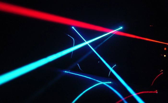 Laser giúp xử lý chất thải hạt nhân và dọn rác vũ trụ