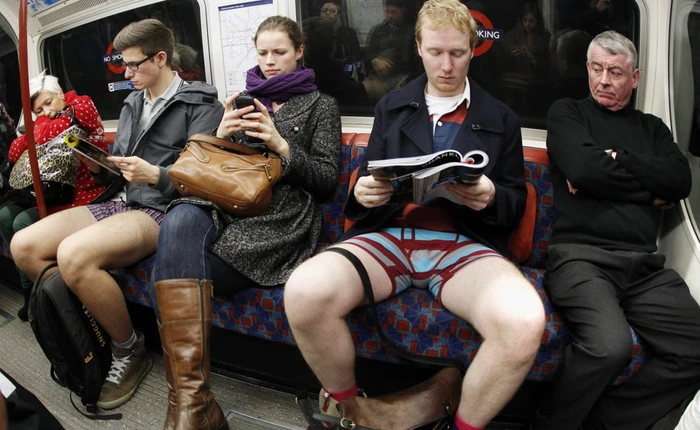 Nghiên cứu mới cho thấy ngồi với tư thế "bành trướng" có thể khiến bạn trở nên hấp dẫn hơn