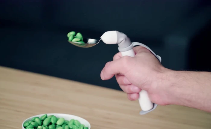 Thìa thông minh có khả năng chống rung dành cho người bị Parkinson hay phục hồi sau đột quỵ