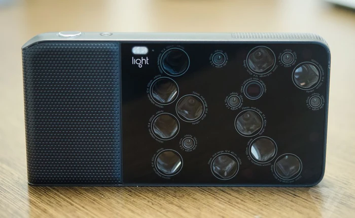 Nếu camera kép là chưa đủ, liệu một chiếc camera 16 ống kính có cạnh tranh được với DSLR?