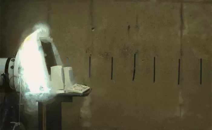 Xem chiếc iMac già nua bị buồng đốt thổi bay với tốc độ 28.500 khung hình/giây