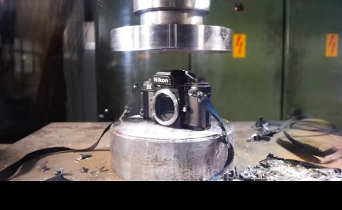 Dùng máy ép thủy lực tra tấn máy ảnh sẽ như thế nào?