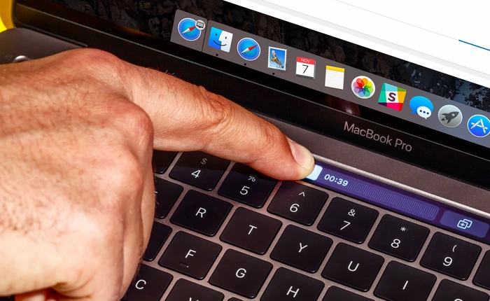 Chuyên gia video: Bàn phím và chuột đủ nhanh rồi, không cần Touch Bar trên MacBook Pro nữa
