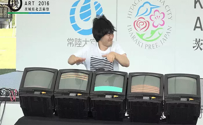 Nhớ TV CRT cổ lỗ sĩ thời tuổi thơ không? Hãy xem chúng biến thành nhạc cụ dưới bàn tay nghệ sĩ như thế nào