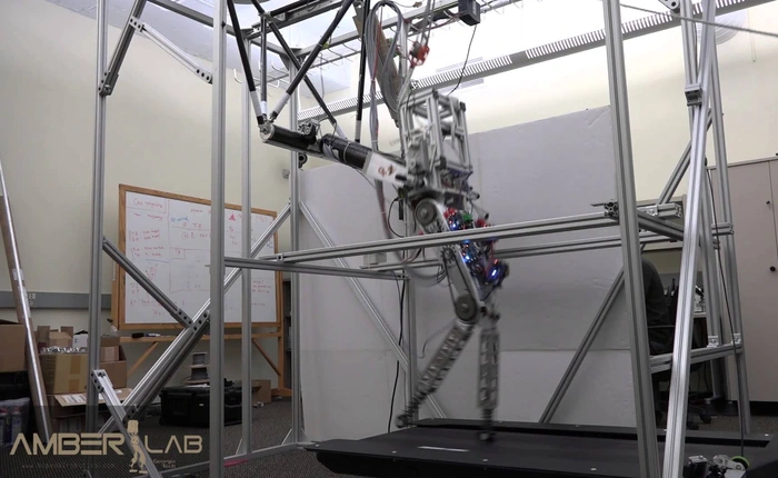 Lũ robot đã biết đi bộ, biết đứng dậy khi ngã, giờ đây chúng còn biết cả chạy điền kinh nữa