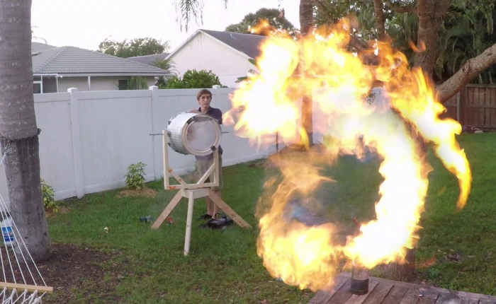 Cận cảnh súng phun lửa "dã chiến" độc đáo nhất trên thế giới