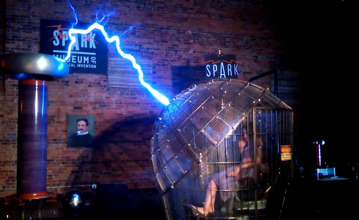 Chán ghét cảnh khách cứ cắm mặt vào điện thoại, chủ quán bar úp lồng chắn sóng quanh quán