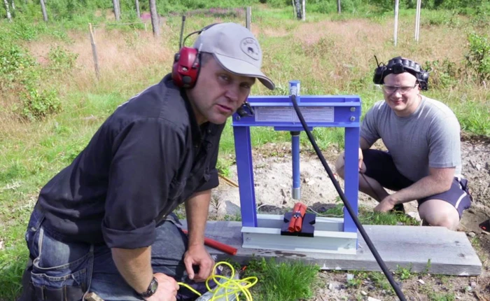 Chuyện gì sẽ xảy ra khi tra tấn thuốc nổ bằng máy ép thủy lực?