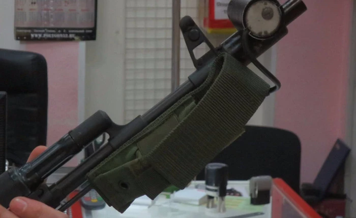 Máy phát điện mini gắn nòng súng - 15 phát đạn bằng 1 viên pin AA