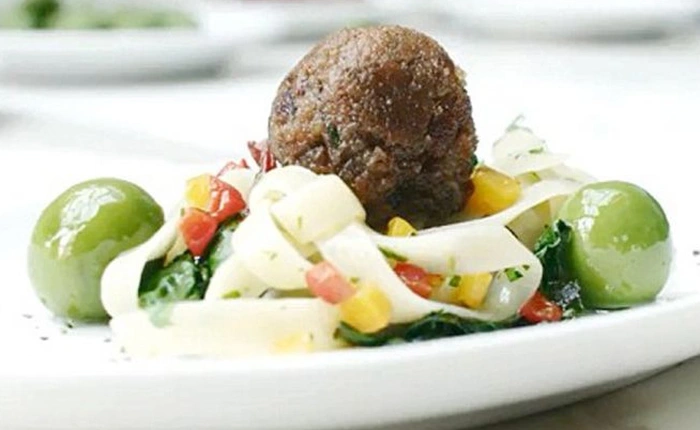 Miếng thịt viên chiên nhân tạo đầu tiên trên thế giới là đây, trông rất ngon