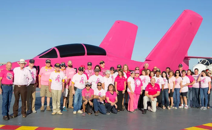 Xem máy bay phản lực của Hải quân Mỹ được sơn màu hồng độc nhất vô nhị