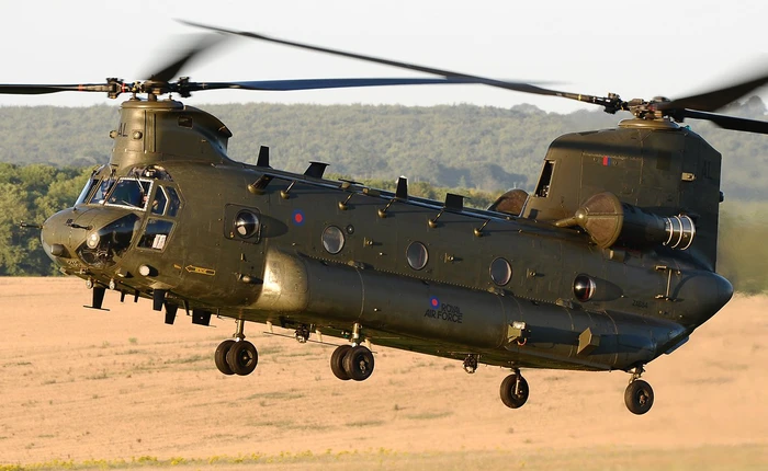 Xem cảnh trực thăng "lực sỹ" có khả năng nâng theo cả một chiếc máy bay khác