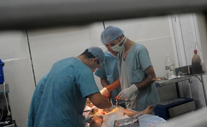 Người đàn ông Ý nói trôi chảy tiếng Pháp sau ca phẫu thuật bất thành