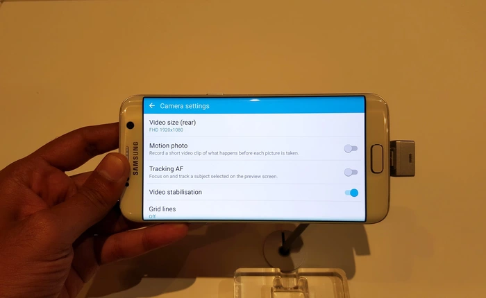 Galaxy S7 và S7 edge có tính năng mới giống iPhone 6s nhưng không công bố