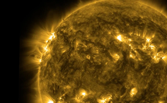 Nhìn thì tưởng mặt trời có màu vàng nhưng thật ra không phải vậy