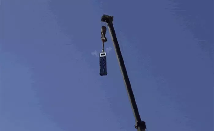 Thả máy ATM từ độ cao 30 mét xuống đất thử độ bền