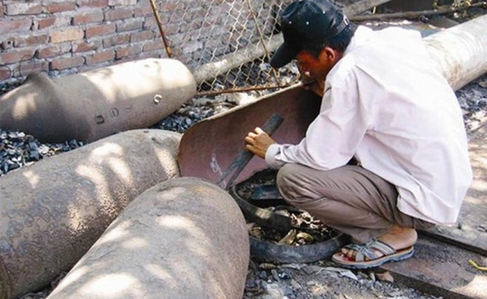 Làng nấu... bom